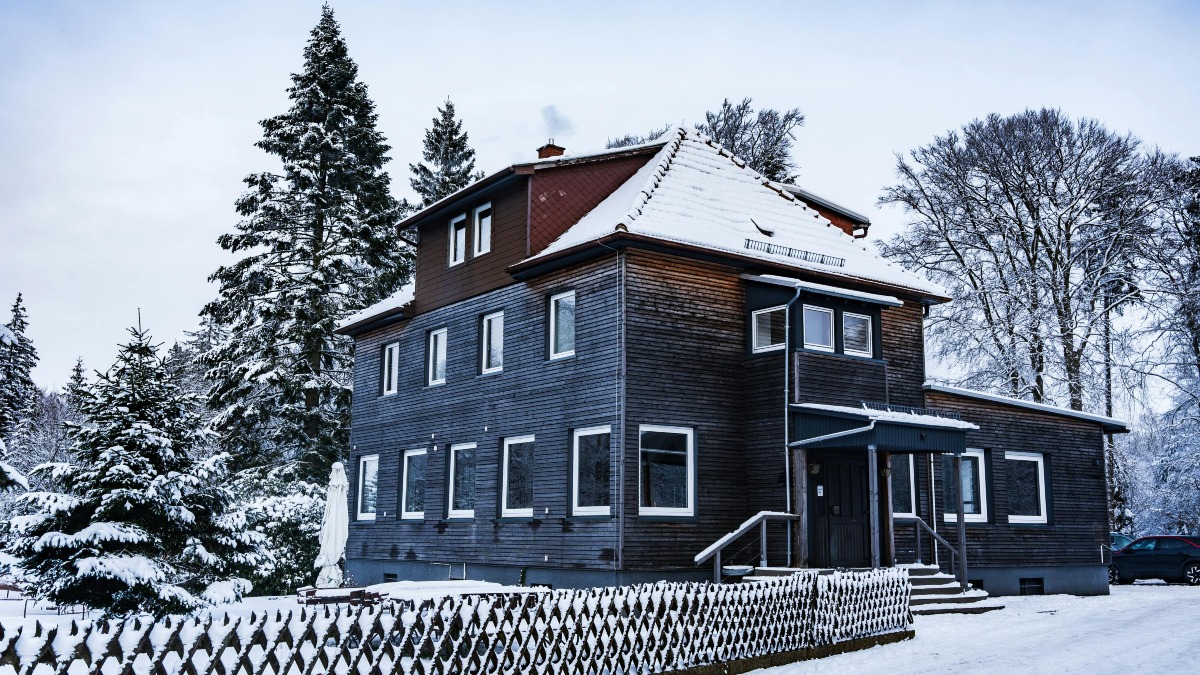 Large stone house on the water's edge — Photo by Sebastian Enrique on Unsplash